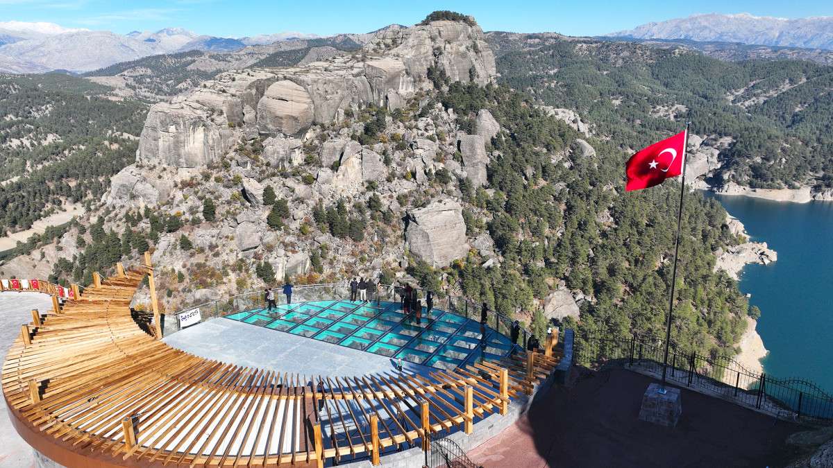 Ali Kayası Cam Teras, Ziyaretçilerin Beğenisini Kazanıyor!