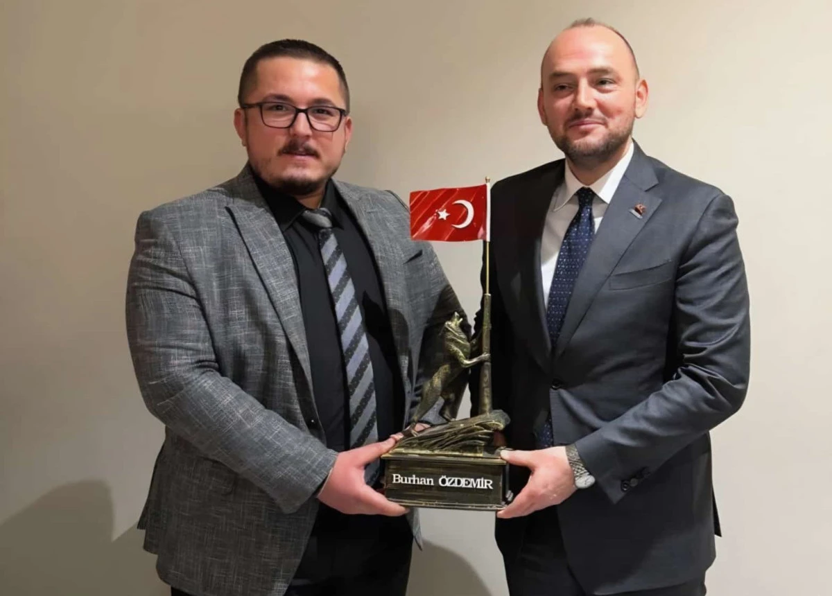 Bayrak Tutan Bozkurt&rsquo;u Savunan Adam!