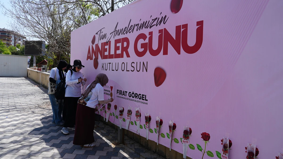 B&uuml;y&uuml;kşehir&rsquo;den Duygu Dolu Jest; A&ccedil;ık Hava Panoları Sevgiyle Doldu!