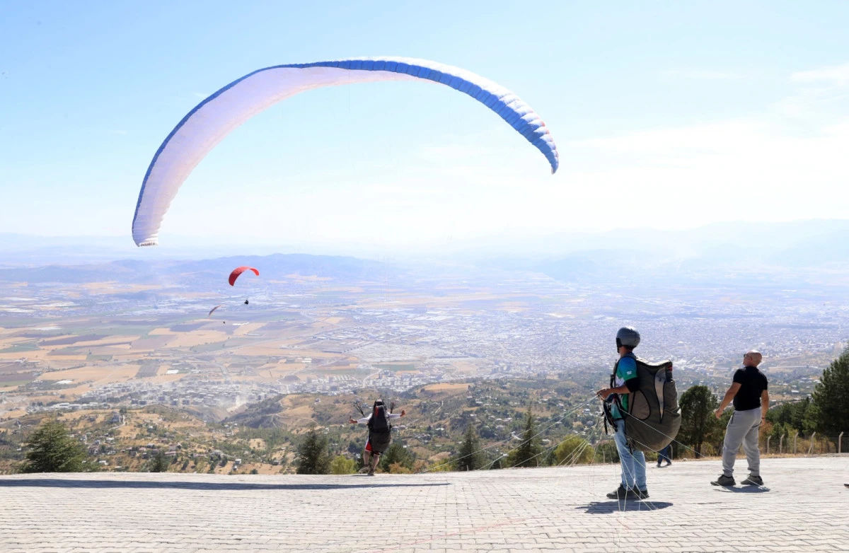 Dulkadiroğlu’nda Yamaç Paraşütü Şöleni!