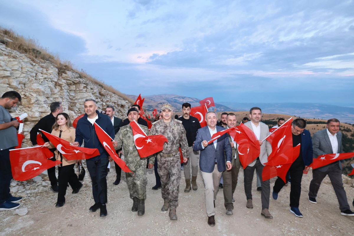 D&uuml;nyanın en b&uuml;y&uuml;k T&uuml;rk bayrağında anlamlı 30 Ağustos Bayrağa Saygı Y&uuml;r&uuml;y&uuml;ş&uuml;!
