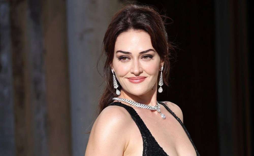 Esra Bilgiç, kırmızı halıdaki pozları olay oldu!