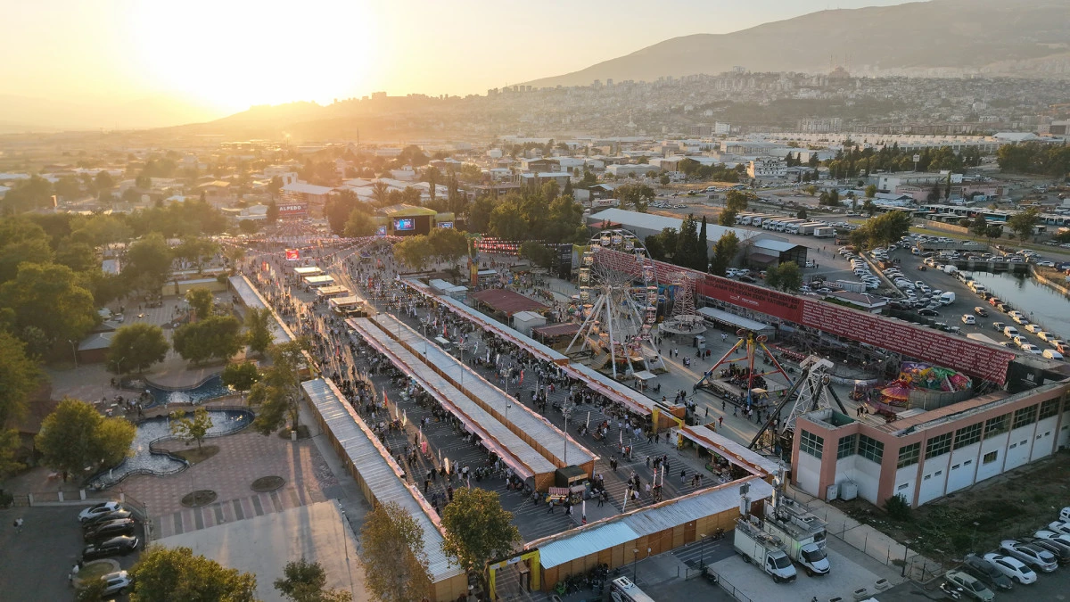 Geleneksel Ağustos Fuarı Esnafın Y&uuml;z&uuml;n&uuml; G&uuml;ld&uuml;rd&uuml;!