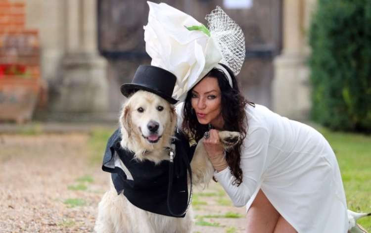 Köpeğiyle Evlenen Eski Model!