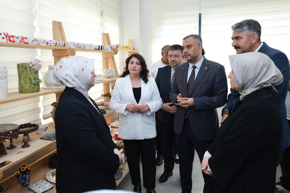 Onikişubat Belediyesi Kadın Emeği Seramik At&ouml;lyesi&rsquo;nin eserleri g&ouml;r&uuml;c&uuml;ye &ccedil;ıktı!