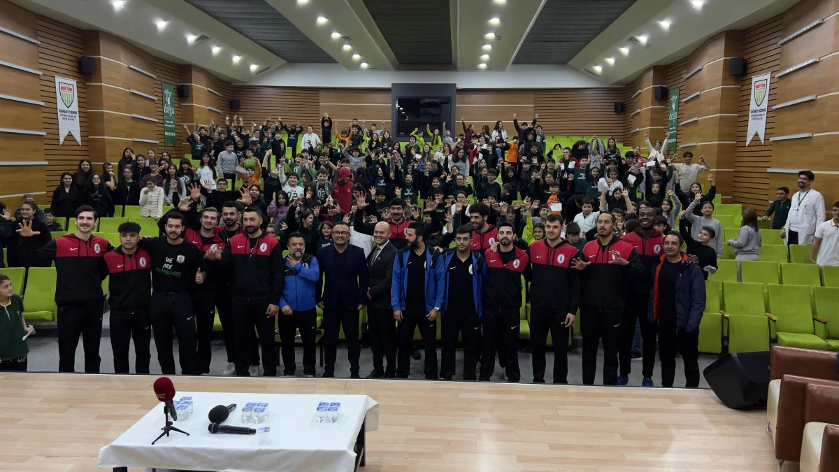 Onikişubat Belediyespor&rsquo;un voleybolcuları, Kahramanmaraşlı gen&ccedil;lere ilham oluyor!