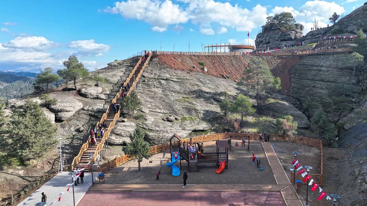 Turizmin yeni gözdesi: Ali Kayası Cam Teras !